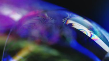 Sabun köpüğü. Holografik girdap. Sıvı kristal. Odaklanmamış neon mavisi mor renkte şeffaf yağ rengi yüzey yuvarlak soyut sanat arkaplanı.