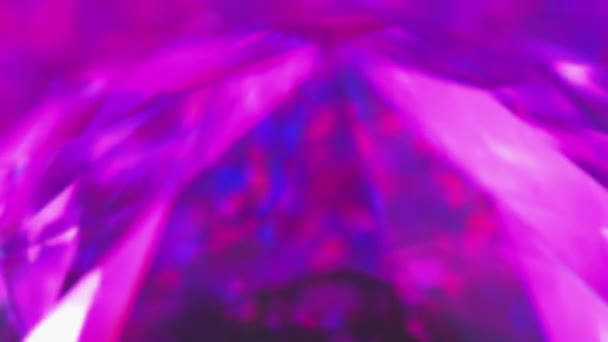 ネオンクリスタル ブラー グロー ダイヤモンドの反射 蛍光ブルーピンクパープルカラーフリッカーライトフレアモーションガラス宝石ファセットテクスチャアート抽象背景 — ストック動画