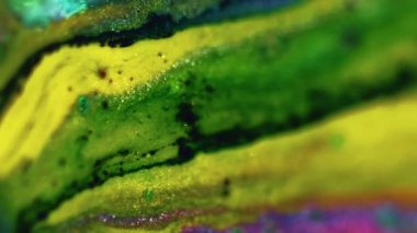 Parlak sıvı karışımı. Mürekkep akışı. Odaklanmamış pembe mavi renk parıltılı metalik doku akrilik boya Bokeh hafif soyut sanat arka planı.