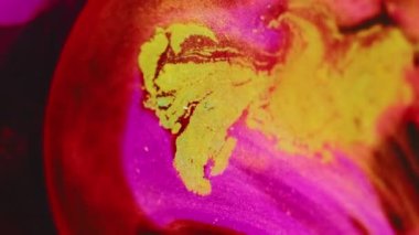 Renkli sim dokusu. Su karışımı boya. Bulanık, kırmızı, kırmızı, kırmızı, parlak parçacıklar koyu siyah sanat soyut arka planında yüzen mürekkep karışımı..