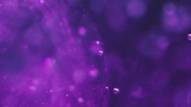 Soyut arkaplan. Köpük sıvısı. Su altı hava akımı. Oksijen küreli mor sıvı. Su hipnotik sanatında parlayan parlak parçacıklar..