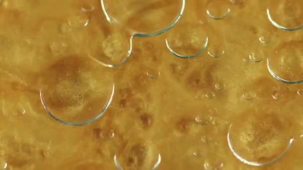 Abstrakter Hintergrund Glänzende Flüssigkeitsmischung Schwimmende Blasen Flüssigkeit Sauerstoff Transparente Kreise — Stockvideo