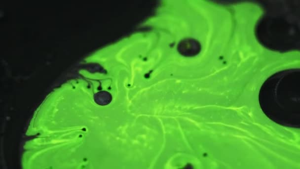 ペイントスプラッシュ インクウォーターブレンド 分割された明るい緑の黒い色の染料のドロップの泡は波の流れの動き抽象的な芸術の背景を混合します — ストック動画
