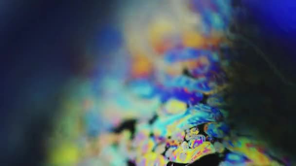 Fluido Burbujas Líquido Holográfico Pinta Agua Desenfocado Azul Amarillo Rosa — Vídeo de stock