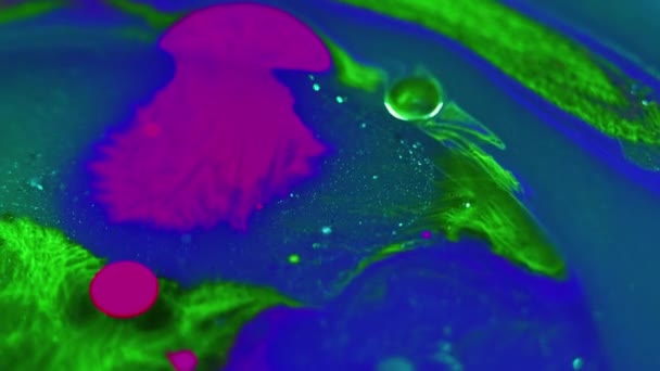 油漆泡沫 闪闪发光的墨水水 脱色霓虹灯蓝色粉红闪光粒子油液混合波流运动抽象艺术背景 — 图库视频影像