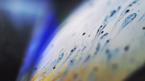 Schaumfluss Farbwelle Neon Nebel Defokussiert Blau Weiß Gelb Farbe Ölfarbe — Stockvideo