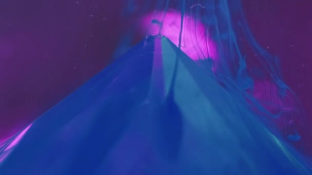 墨水下降的背景 染料液体 抽象迷雾艺术 现代紫罗兰色粉红设计中玻璃山顶部水汽扩散效应的研究 — 图库视频影像