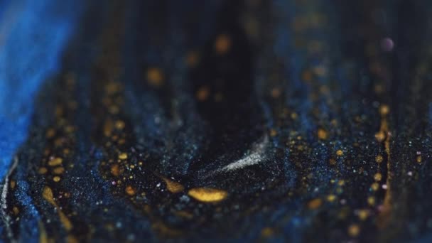 グリッター流体テクスチャー スパークリングペイントの流れ ブルーブラックゴールドカラー光沢のあるインクウォーターカスケード波動ダーク抽象アート背景 — ストック動画