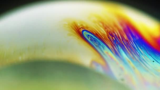 染料混合 汽油漏气了浅绿色抽象艺术背景下的暗彩虹色彩斑斓的泡状液体涂料混合波运动 — 图库视频影像
