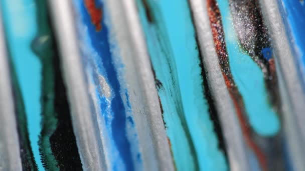 Goteo Líquido Brillo Derrame Pintura Desenfocado Metálico Plata Cian Azul — Vídeo de stock