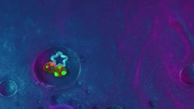 Soyut arkaplan. Parlayan sıvı. Renkli baloncuk sanatı. Parlak mavi mor boya karışımı yıldız kalbi dekoratif tasarım parıltılı hava küreleri.