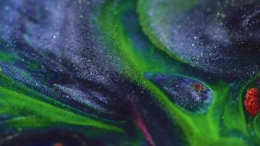 Işıldayan boya arka planı. Parlak pigment. Dekoratif sıvı karışımı. Soyut ıslak madde dizaynına yayılan yeşil altın rengi pembe girdaplar büyüleyici bir sanat eseri..