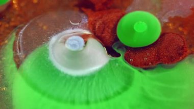 Soyut arkaplan. Sıvı girdaplar. Islak mürekkep dokusu. Renkli parıldayan beyaz altın rengi neon rengi leke kabarcıklar, şeffaf madde ve pullar..