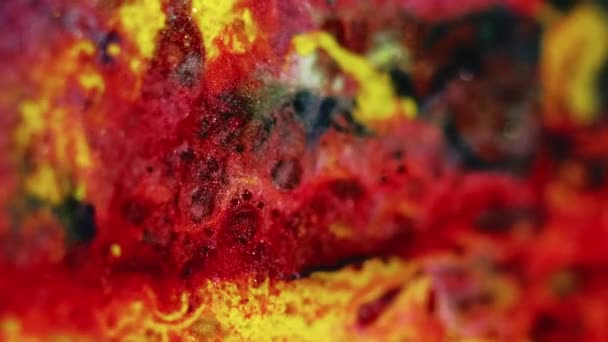 Glitzernde Flüssigkeit Fließt Wasser Mit Farbe Mischen Defokussiert Lebhaft Rot — Stockvideo