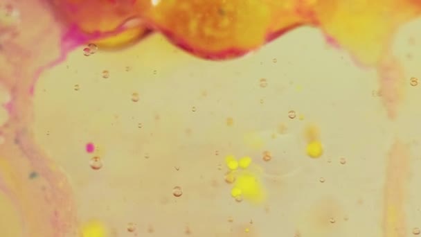 バブルフッ素 オイルテクスチャ 水滴を塗りました 黄色いピンクの青い色透明な泡のぬれたインクの混合の空気円の動きの装飾的な芸術の抽象的な背景 — ストック動画