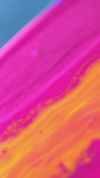 垂直录像 墨水的背景 画的动议 幻想流 魔法动态纹理艺术中明亮的粉色黄色紫色沙滩效果散发着神秘的催眠抽象波 — 图库视频影像