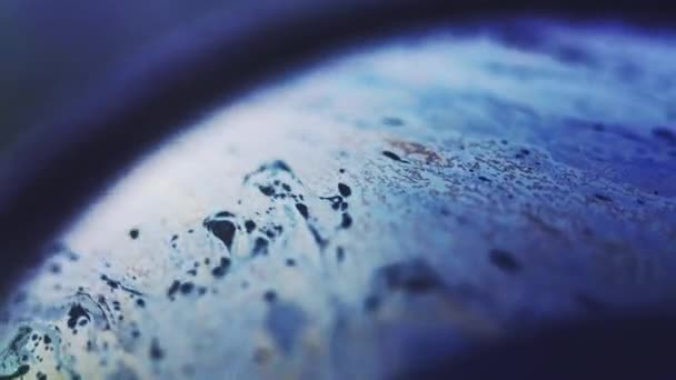 泡沫质感油墨流动 暗抽象艺术背景下脱色霓虹彩彩油乳剂波在表面上的飘扬运动 — 图库视频影像