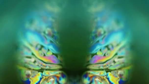 オイルフライド 液体クリスタル タイムラップ 緑の抽象芸術の背景に焦点を当てた虹色ペイントバブルミックススプラッシュモーション対称ケルドスコープデザイン — ストック動画
