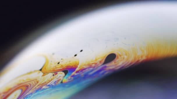 油漆漏水 水墨流 行星领域 深黑色抽象艺术背景下蓝色橙色白色油液体外溢圆周运动 — 图库视频影像