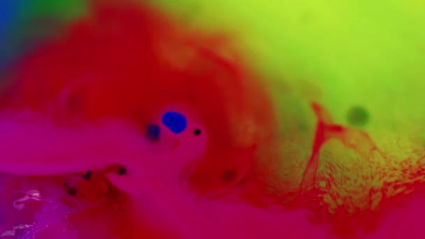 Malovat Kapky Vody Tekutina Rozostřené Neon Žlutá Červená Růžová Modrá — Stock video