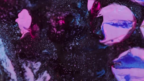 Блестящая Жидкость Проливается Неоновая Краска Капает Размытие Флуоресцентный Розовый Синий — стоковое видео