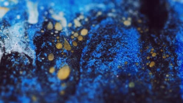 Ігристий Потік Фарби Блискуча Олія Падає Дефокусований Синій Золотистий Чорний — стокове відео