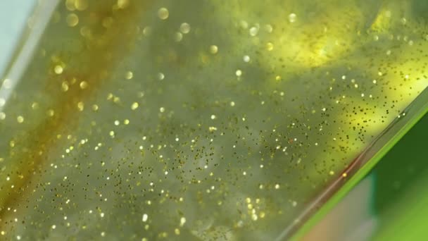 Ροή Gel Glitter Αστραφτερό Υγρό Defocused Χρυσό Κίτρινο Πράσινο Χρώμα — Αρχείο Βίντεο