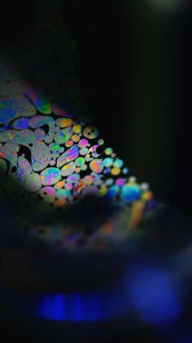 Neon mürekkebi. Holografik sıvı. Psikedelik rüya. Odaklanmamış mavi turuncu pembe renk yağ köpüğü sıvı boya karışımı yeşil soyut sanat arka planında hareket.