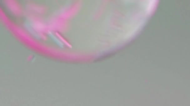 流体气泡 荧光粉蓝色透明凝胶液滴在轻抽象艺术背景下的漂浮运动 — 图库视频影像