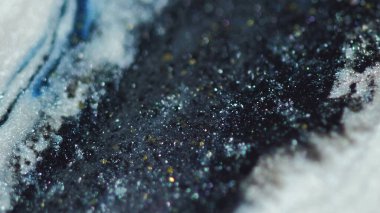 Parıltılı boya karışımı. Mermer dokusu. Odaklanmamış siyah beyaz renk parıltılı mürekkep katmanları koyu soyut sanat arka planında akış hareketini damlatıyor.