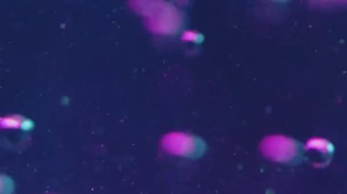 Kabarcık arkaplan. Oksijen küreleri. Sualtı soyutlaması. Havayla birlikte mor sıvı bulanık bokeh yuvarlak noktalar parlayan parçacıklar büyüleyici hareket.