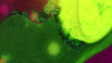 Neon akışkan dalga. Boya karıştırılmış su. Parlak yeşil, parlak, pembe, simli, desenli mürekkep damlası akış sanatının soyut arka planı.