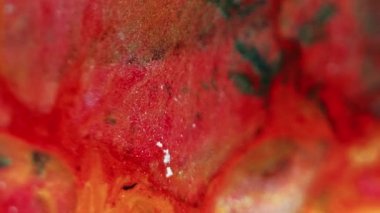 Mürekkep akışı. Parıltı dalgası. Odaklanmamış kırmızı turuncu, pırıl pırıl, şeffaf, ıslak, akışkan, soyut sanat arka planı..