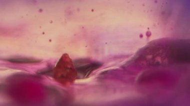 Jöle baloncukları. Jel yağı damlası. Mürekkep suyu. Odaklanmamış neon mavisi pembe renk köpük sıvı boya köpük dalga hareket sanatı soyut arkaplan.