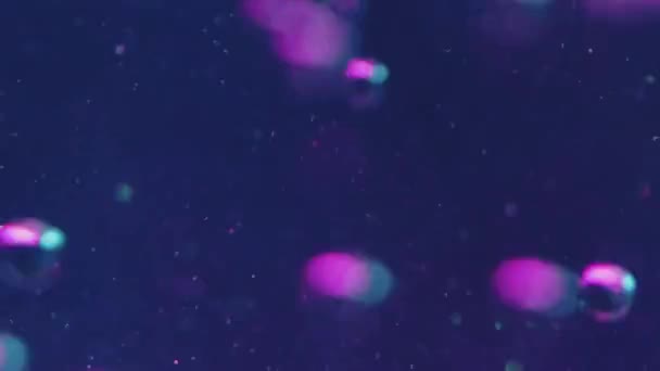 气泡的背景 氧气球体 水下抽象 紫罗兰液体 空气漂浮在模糊的凹凸不平的圆点上 发光的粒子吸引运动 — 图库视频影像