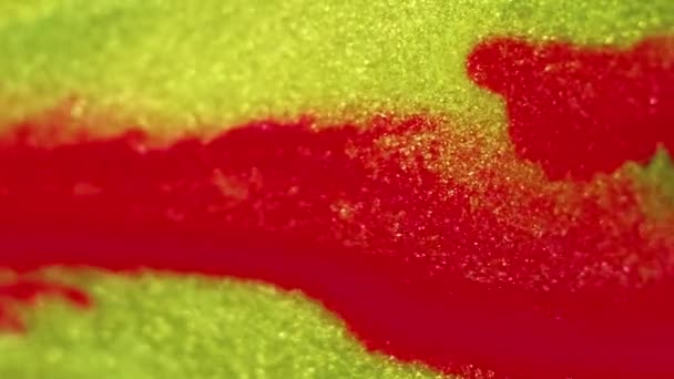 湿淋淋的水流 墨水滴 模糊充满活力的红色黄色闪烁着金属质感的液体溢出波运动抽象艺术背景 — 图库视频影像