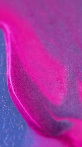 バーティカルビデオ グリッターの背景 シマー ペンキ スパークリングウェーブ 美しい滑らかなテクスチャを魅了するピンクの紫色の青色のミックスフロー抽象的なアクリルアートに広がる — ストック動画