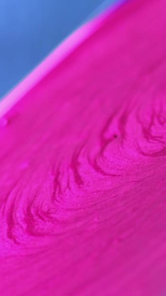 垂直录像 彩色油墨背景 闪闪发光的油漆 在催眠的充满活力的潮流设计艺术中 明亮的流光质感对粉红流的扩散产生了抽象的影响 — 图库视频影像