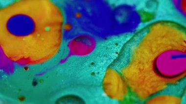 Parıldayan sıvı. Boya baloncukları. Odaklanamayan mavi altın sarısı renginde parıldayan yağ sıvısı karışımı akış hareketi soyut sanat arkaplanı.