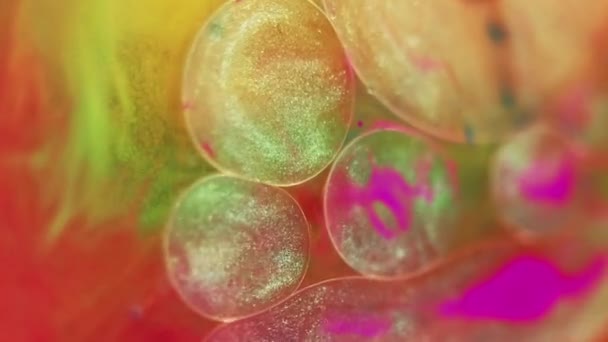 Burbujas Brillantes Gota Aceite Agua Tinta Desenfocado Amarillo Brillante Verde — Vídeo de stock