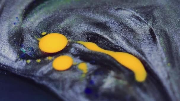 Vloeibare Kleurstof Achtergrond Glinsterende Wervelingen Kleuroliemix Gele Blauwe Vlek Druppel — Stockvideo