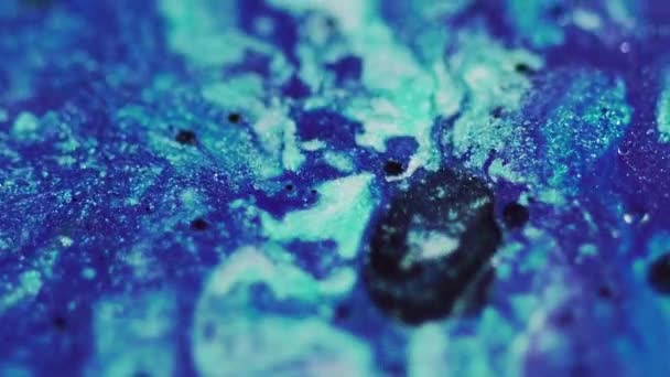 インクの背景 液体ペンキブレンド グリッター ドリップ 抽象的なファンタジーマクロアートを魅了する光沢のある装飾的なブルーブラック滑らかな流れの動き — ストック動画