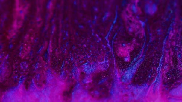 Glitrende Maling Tekstur Oljefluidstrømning Defokusert Magenta Rosa Blå Farge Glitrende – stockvideo