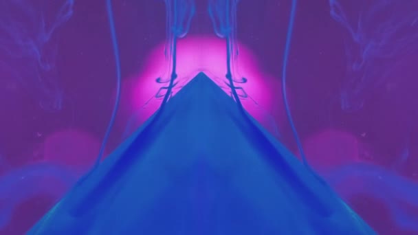 水下染料背景 油漆云彩 网络朋克烟雾 未来主义紫罗兰抽象艺术中荧光蓝色对称流体雾对金字塔边缘的影响 — 图库视频影像