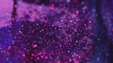 Islak sim dokusu. Boya akışı. Odaklanmamış neon mavisi mor renk parıldayan bokeh ışık daireleri akrilik mürekkep dalgası hareketli soyut sanat arkaplanı.