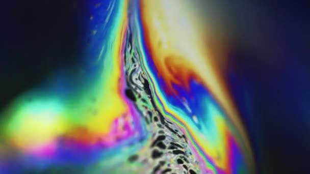 Farbstoffmix Neonflüssigkeit Benzinleck Defokussierte Regenbogenfarbe Glühende Blase Textur Flüssige Farbmischung — Stockvideo