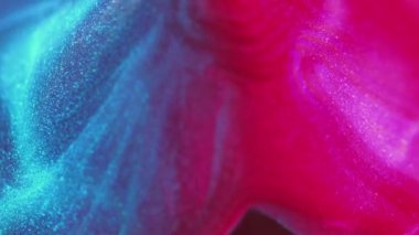 Islak sim dökülmüş. Neon piramit. Bulanık parlak pembe renk gradyanı parıldayan sıvı boya damlası dönme hareketi soyut sanat arkaplanı.