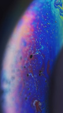 Boya karışımı. Köpük sıvısı. Gezegen küresi. Koyu siyah soyut sanat arka planında odaksız mavi pembe renkli mürekkep akışı yüzeyi.