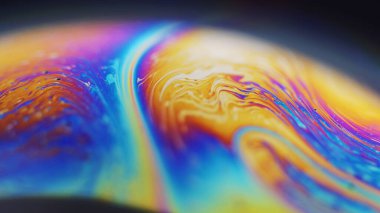 Boya karışımı. Yağ sıvısı. Benzin sızıntısı. Odaklanmamış gökkuşağı rengi koyu yeşil soyut sanat arka planında parlayan yuvarlak sıvı boya karışımı dalga hareketi.