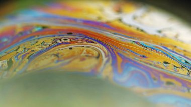 Boya karışımı. Holografik küre. Beyaz siyah soyut sanat arka planında bulanık gökkuşağı rengi yağ lekesi sıvı mürekkep akışı kabarcık dokusu.